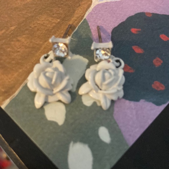 2 for $15‼️ Small White Floral Dangle Earrings - Picture 3 of 3
